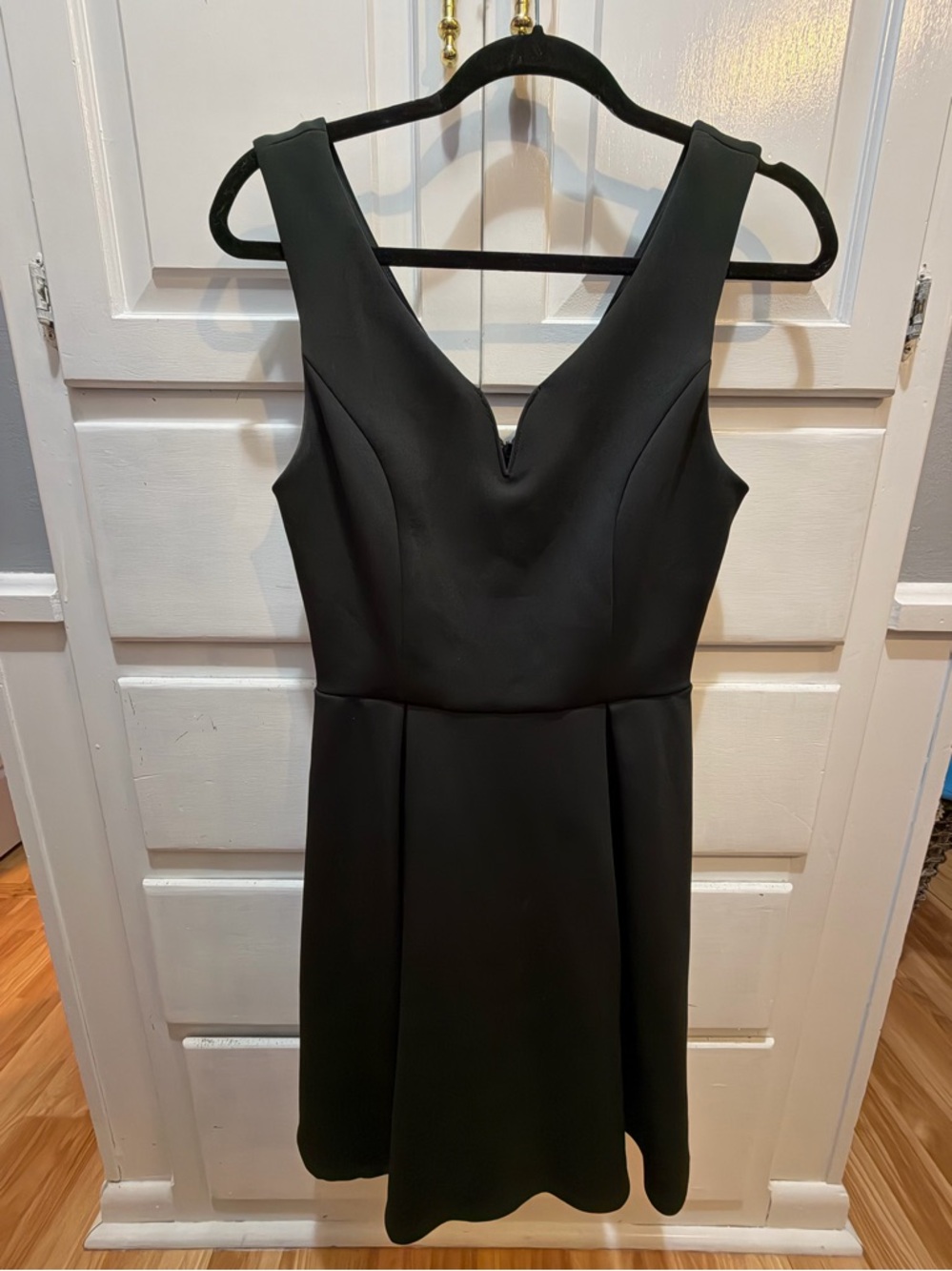 Ladies Little Black Dress V Neck Sleeveless Back Zipper M Dina Be